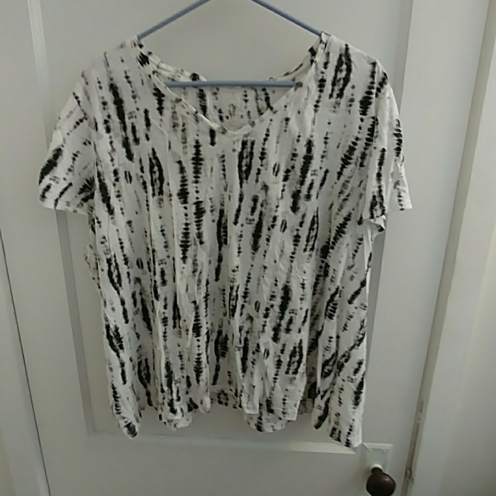 White and black v-neck t-shirt, size 3X